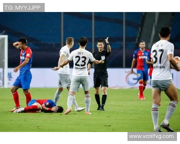 媒体足球裁判的角色与影响力解析：如何塑造比赛公正与观众体验